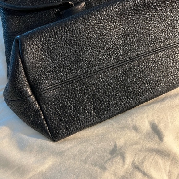 BURBERRY London Grainy Calfskin Medium Baynard Tote Black - Picture 8 of 13